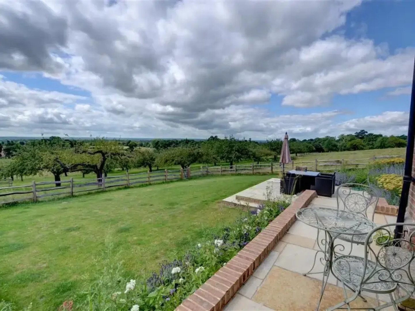 Gorgeous Holiday Home Overlooking the Spacious County of Weald of Kent