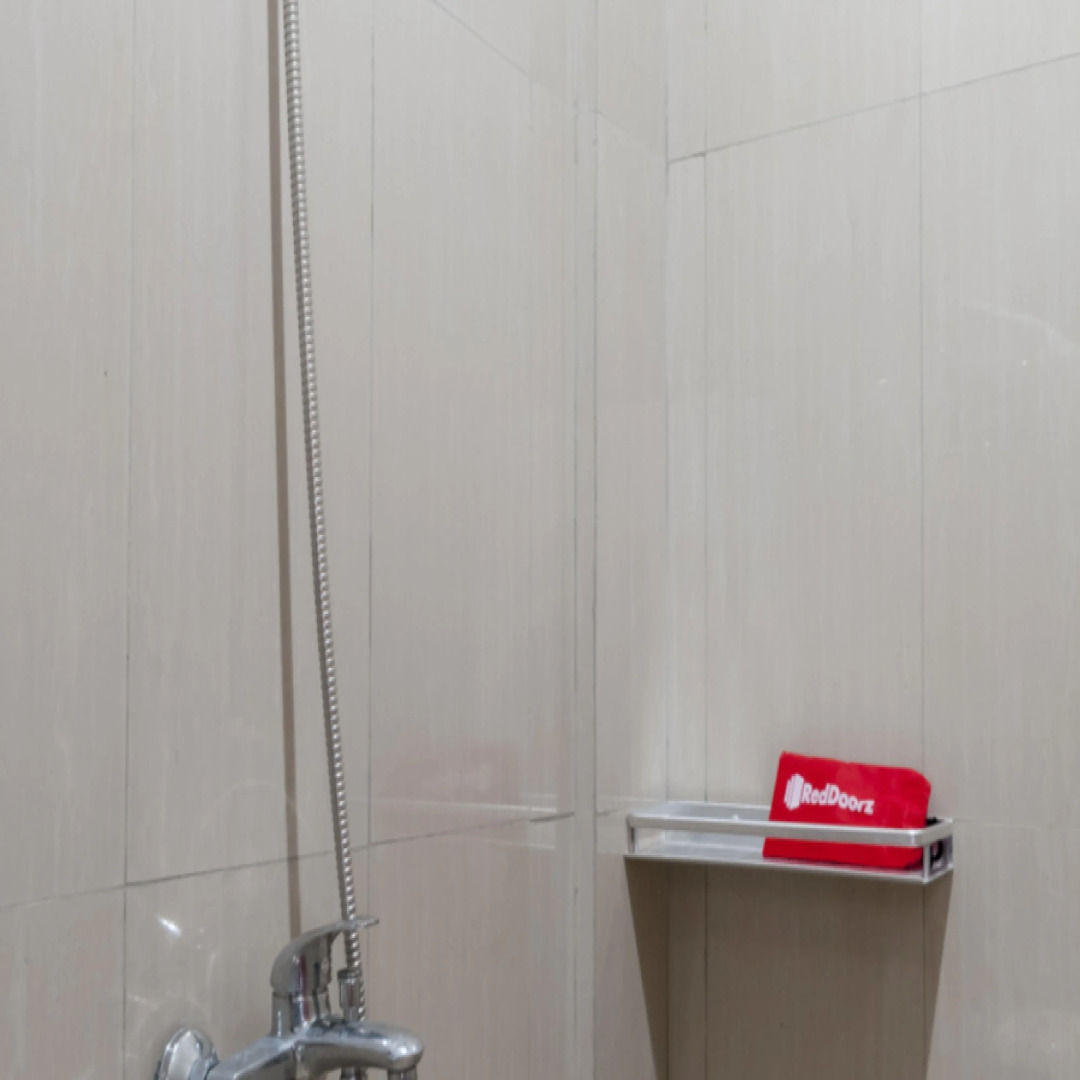 RedDoorz Syariah Plus near Trans Studio Cibubur