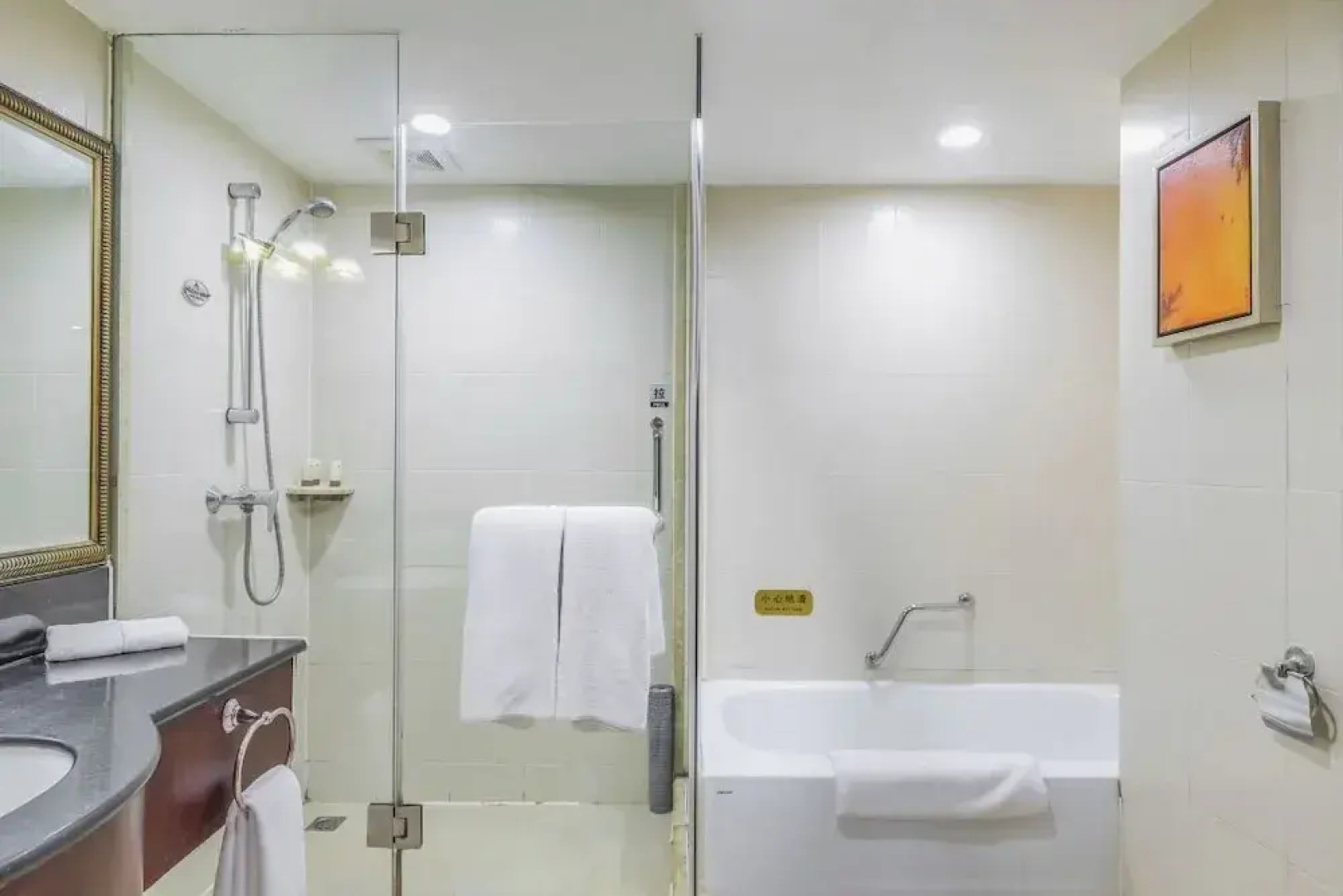 Yun-Ray Ambassador Hotel