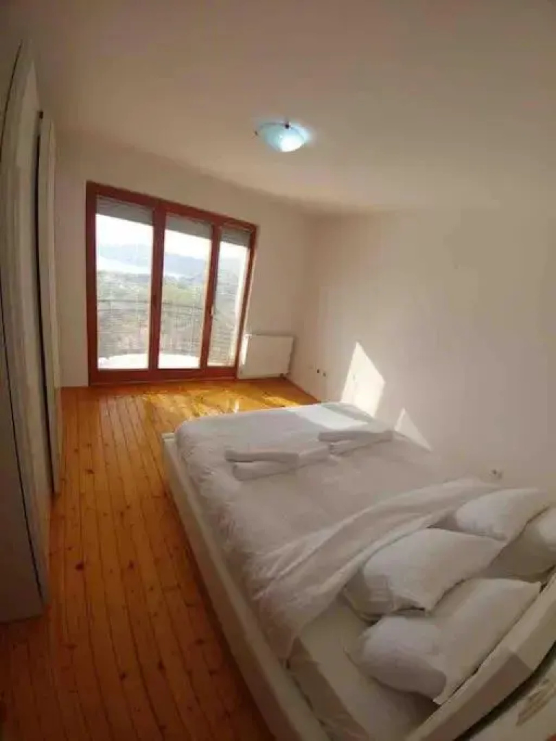 Casa Farmak - 4 Bedroom Lux Apartment with Infinity Pool & Lake View