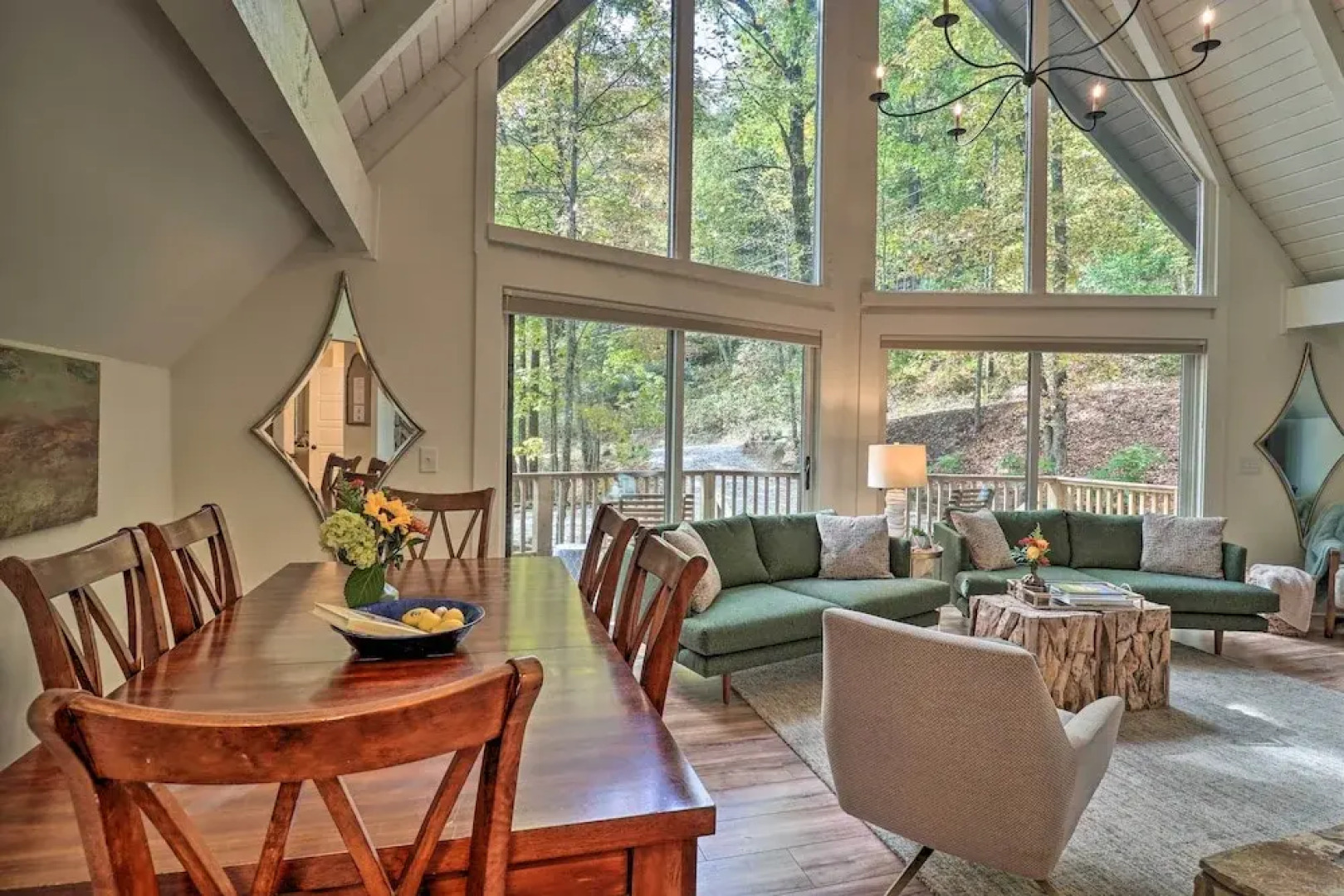 1 Mi to Town: Chalet-style Highlands Retreat