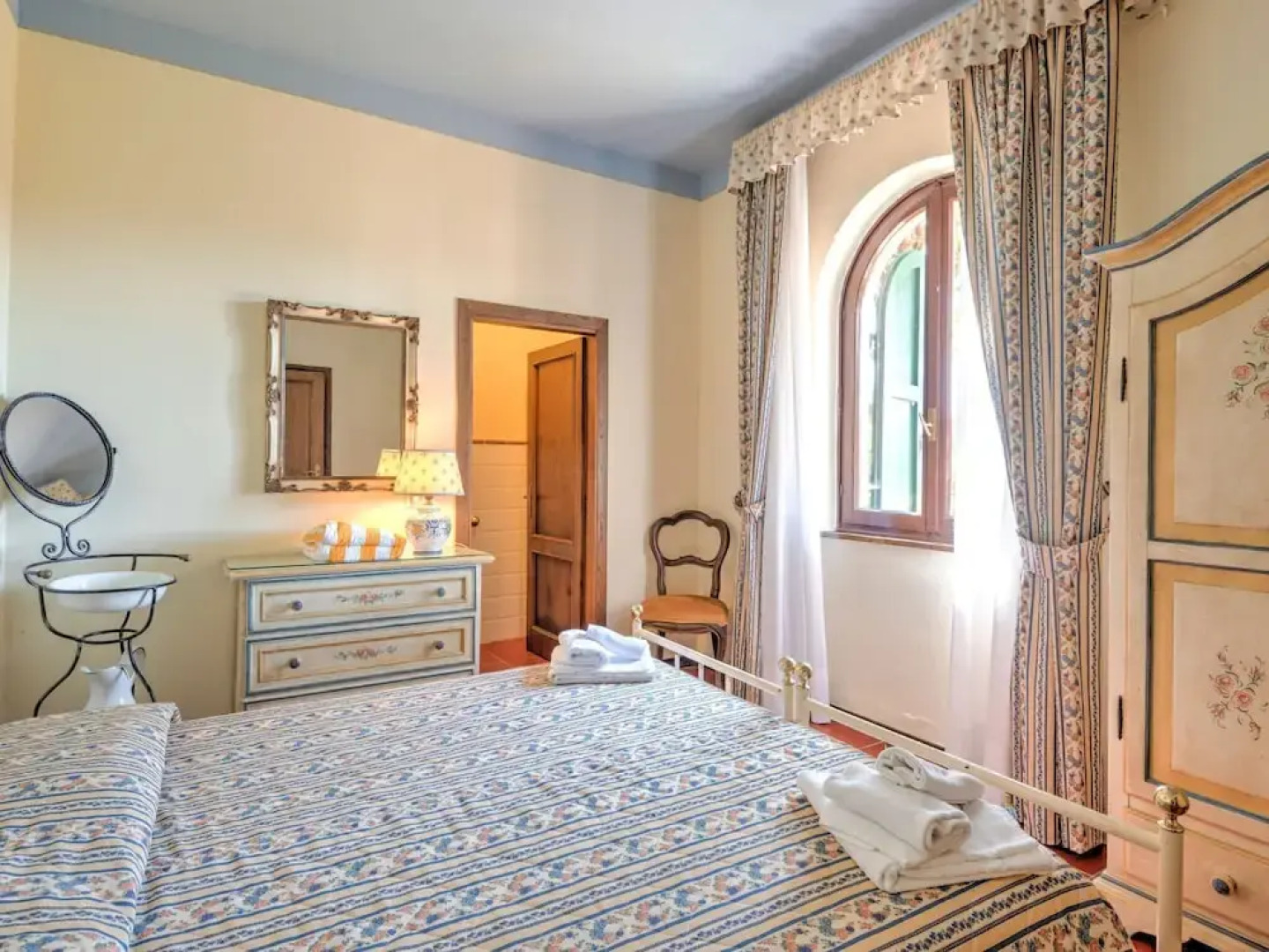 Beautiful Farmhouse in San Vivaldo with Swimming Pool