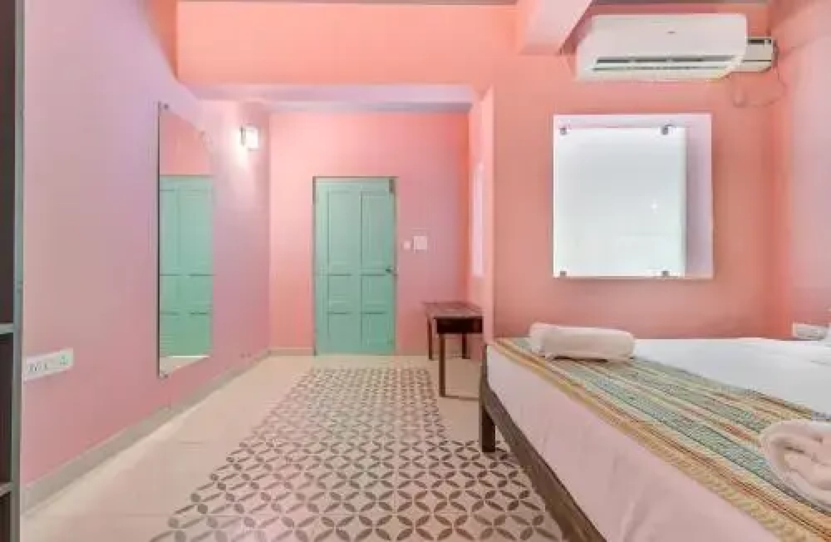 Woke Hostel - Morjim