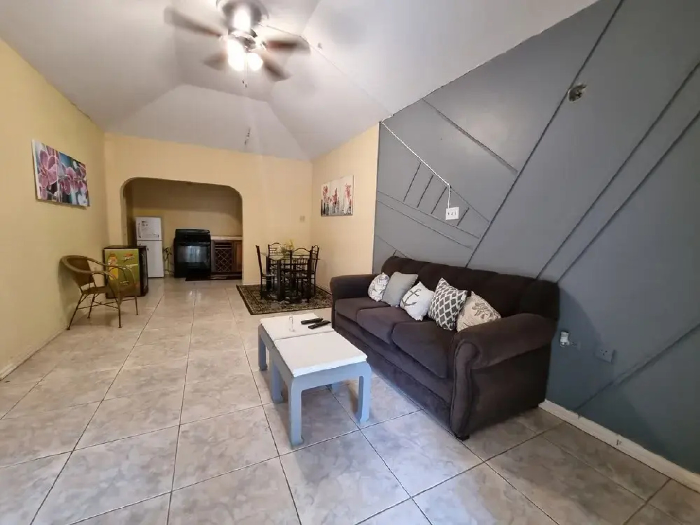 Csompo Empire one bedroom apt