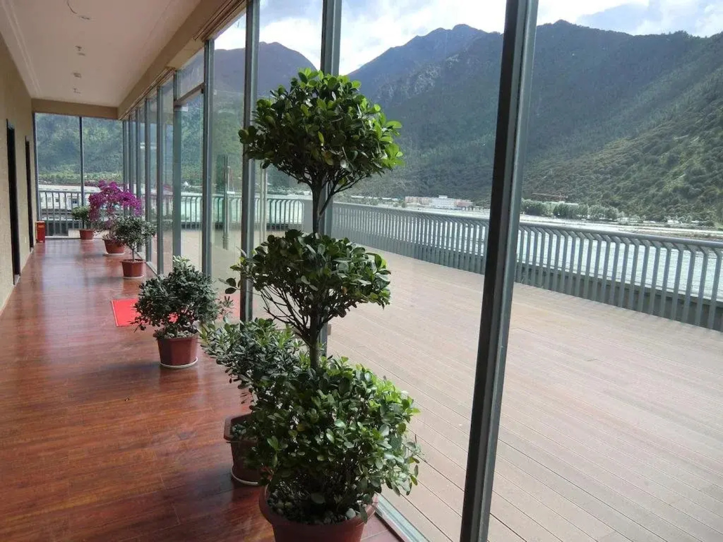 Nyingchi Minshan Hotel