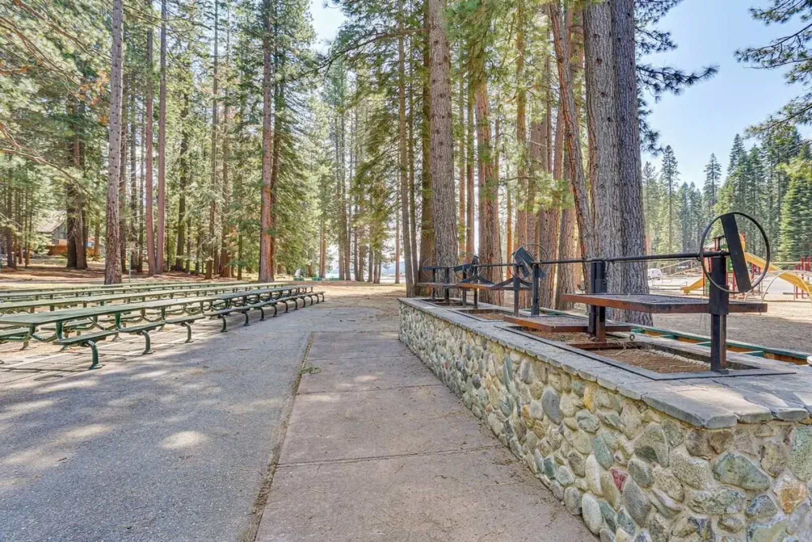 Spacious Retreat w/ Backyard: 1 Mi to Lake Almanor