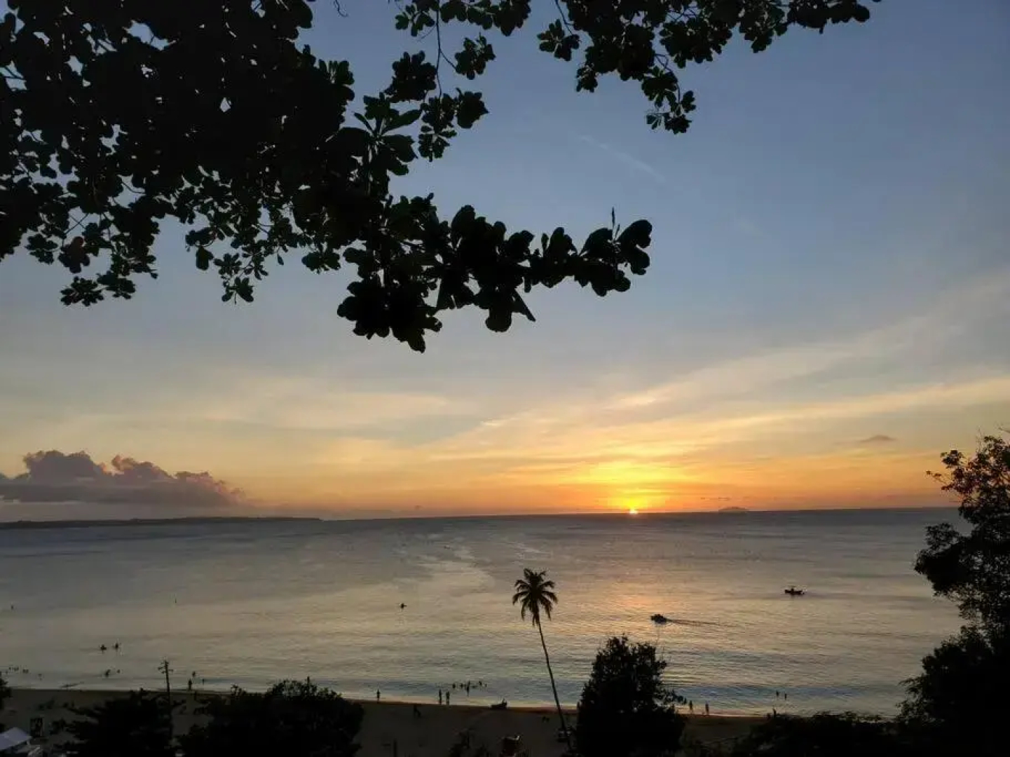 Aguadilla Sunset Apt electricity water AC WiFi 8 minute walk to Crashboat Beach