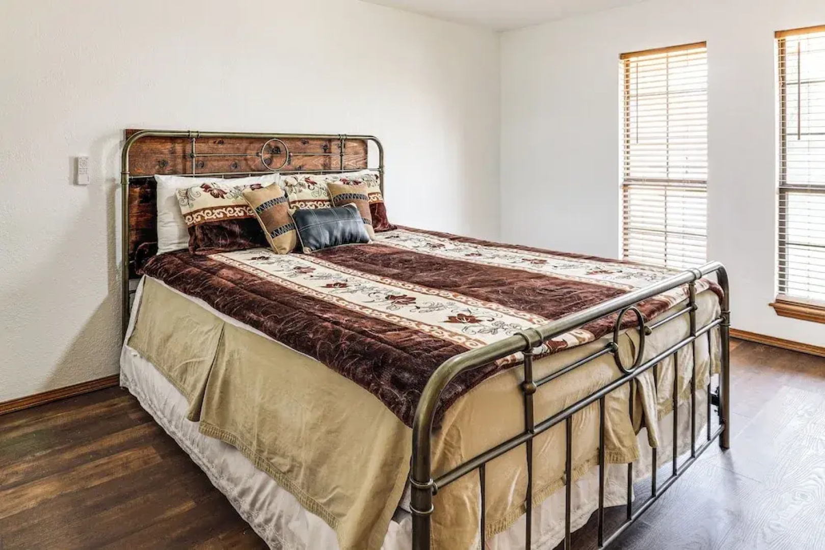 3 Mi to Downtown Roswell: Home w/ Patio + Yard