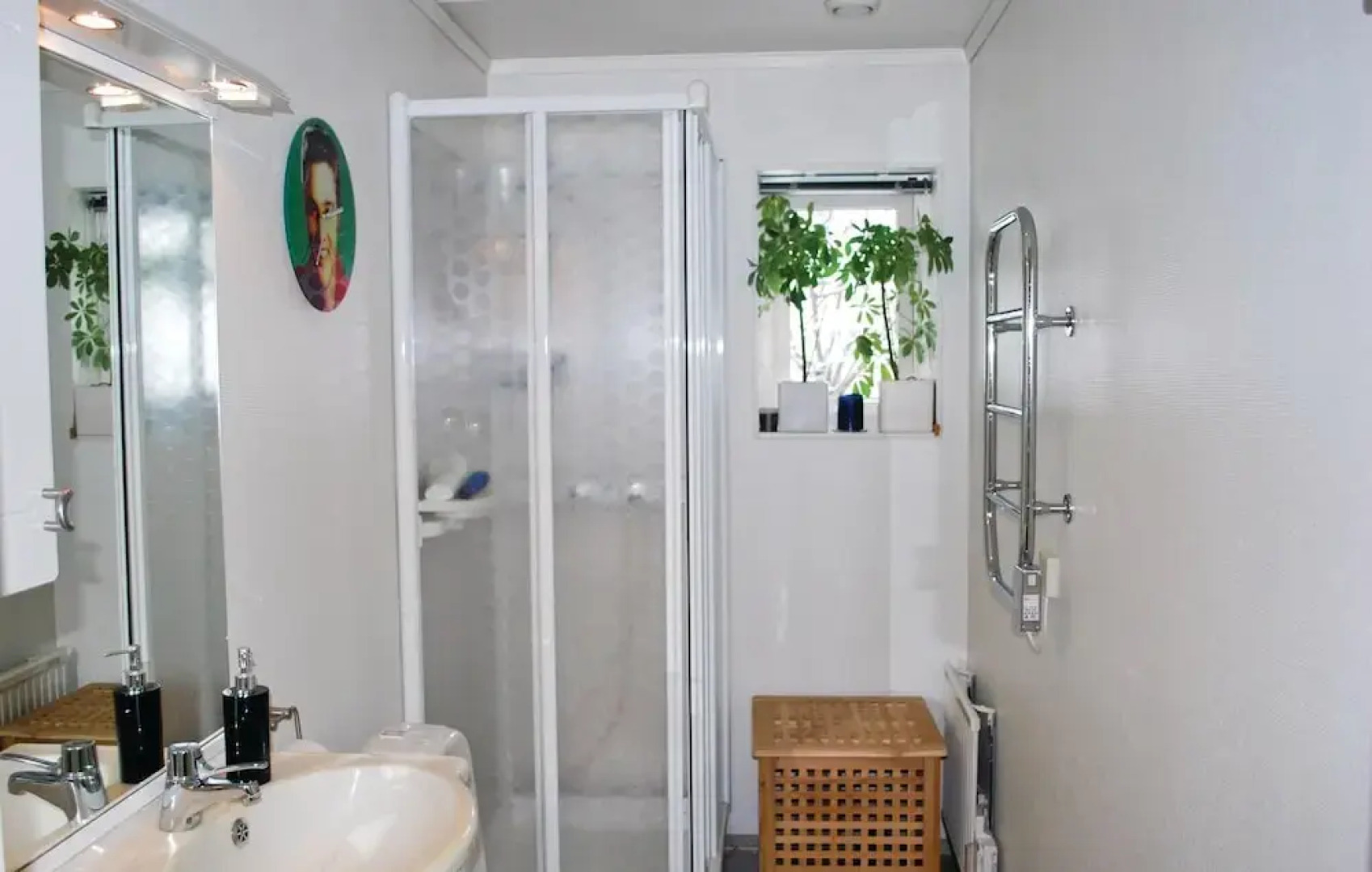 Beautiful Home in Västra Frölunda With 3 Bedrooms and Wifi