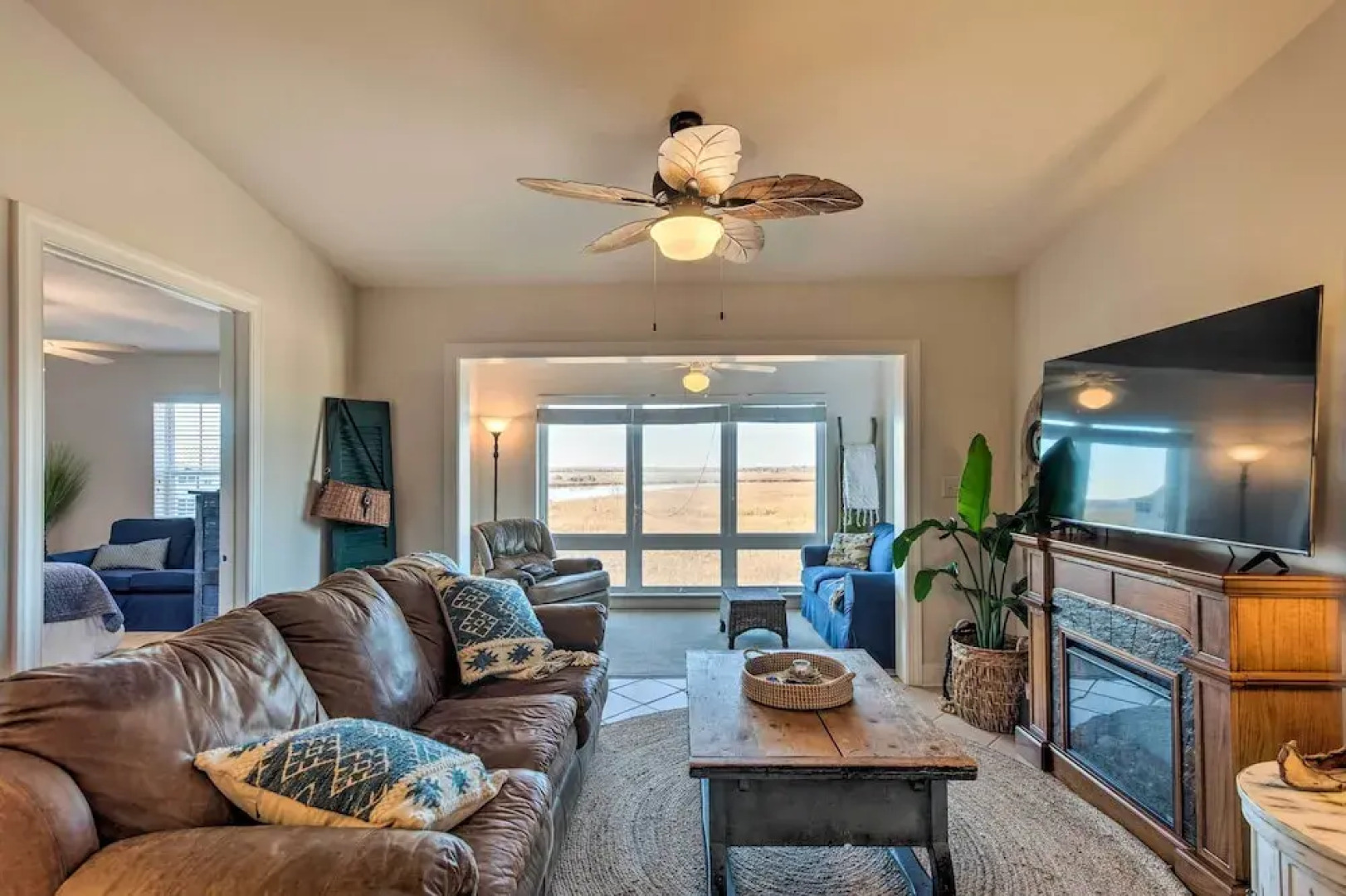 3rd-floor Riverfront Condo: Walk to Downtown Eats!