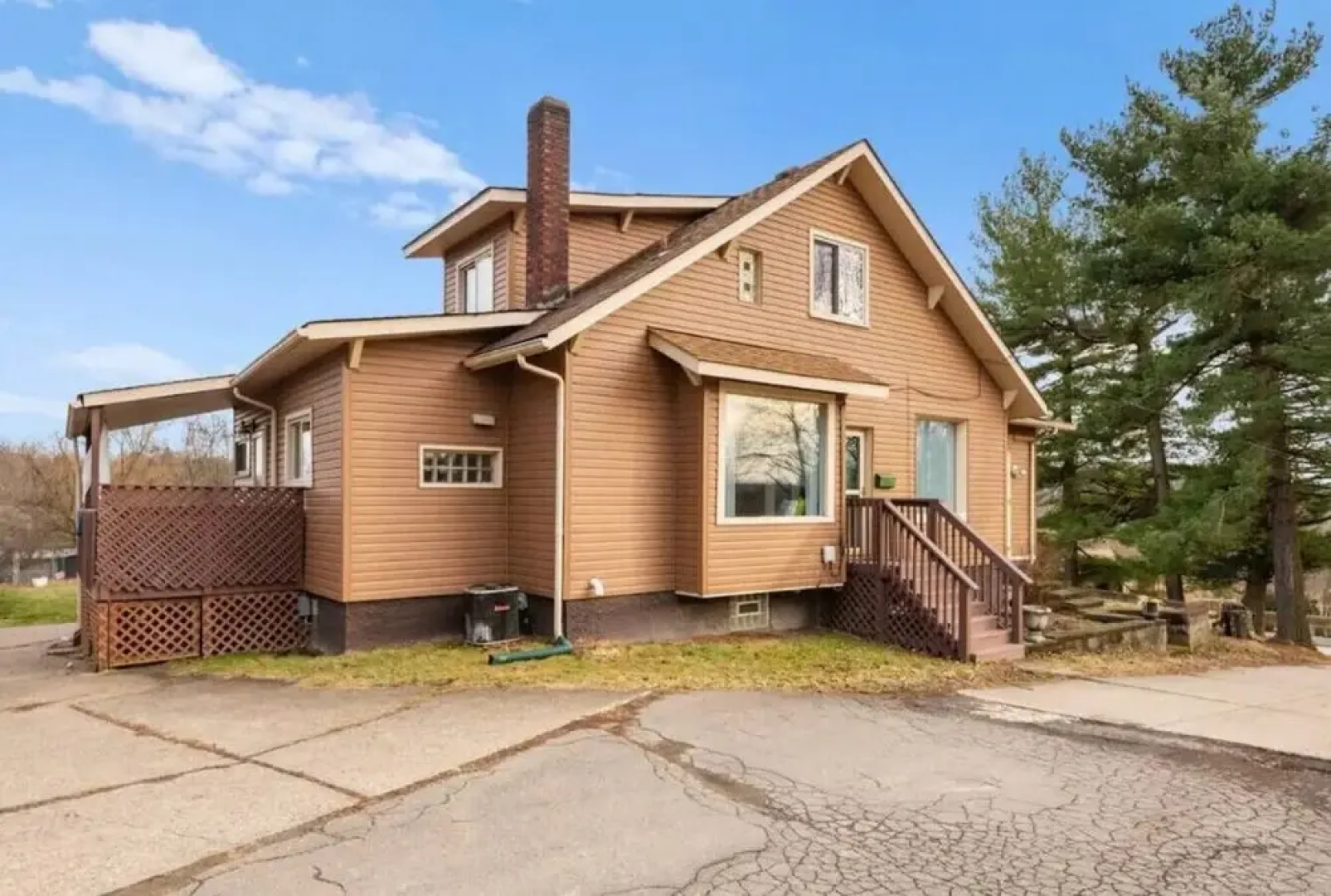 4BR Chalet with Seasonal Pool Hot Tub