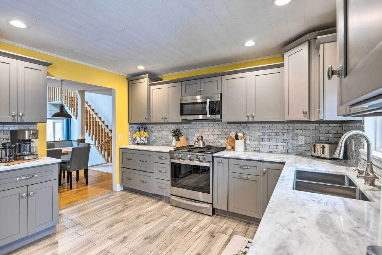 Modern Home: Deck, Bbq, Games, Fire Pit, & More!