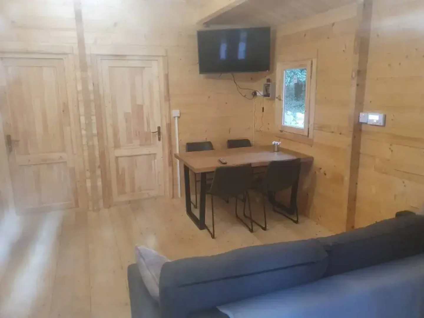Log Cabin on the Lake - Sleeps 4 & Jacuzzi
