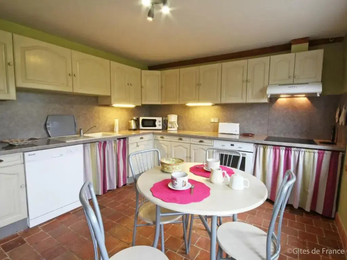 Gîte Crouttes, 4 pièces, 6 personnes - FR-1-497-19