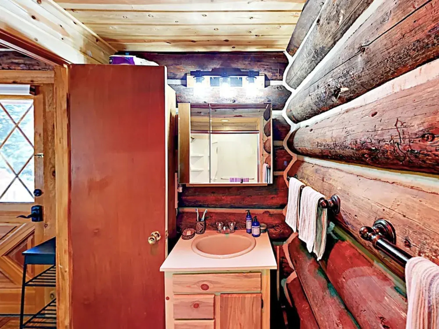 Secluded Mountain-view Log , Near Snow Trails 2 Bedroom Home