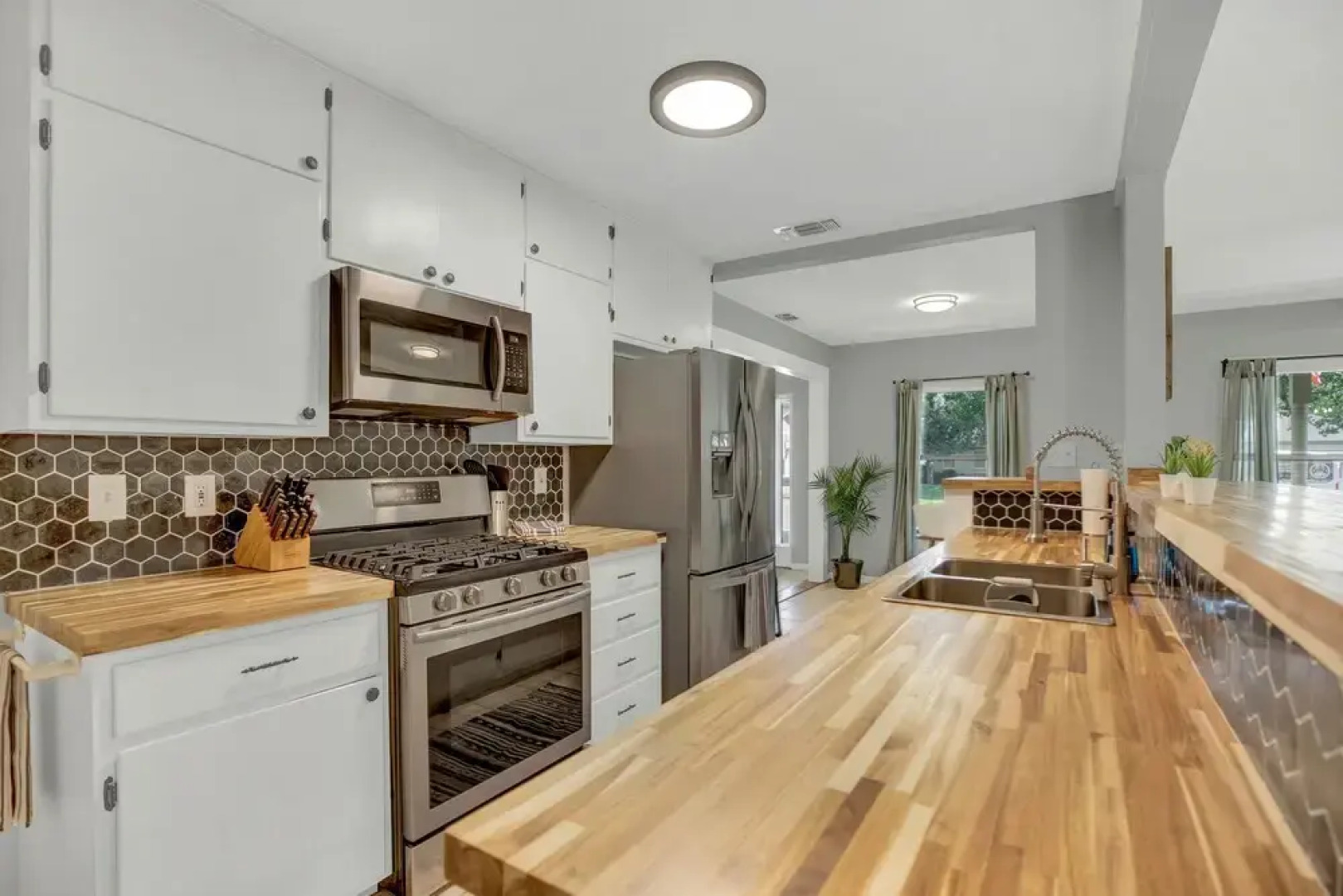 Huge Luxury Home Hot Tub and Sauna 2 mi to Dwntn