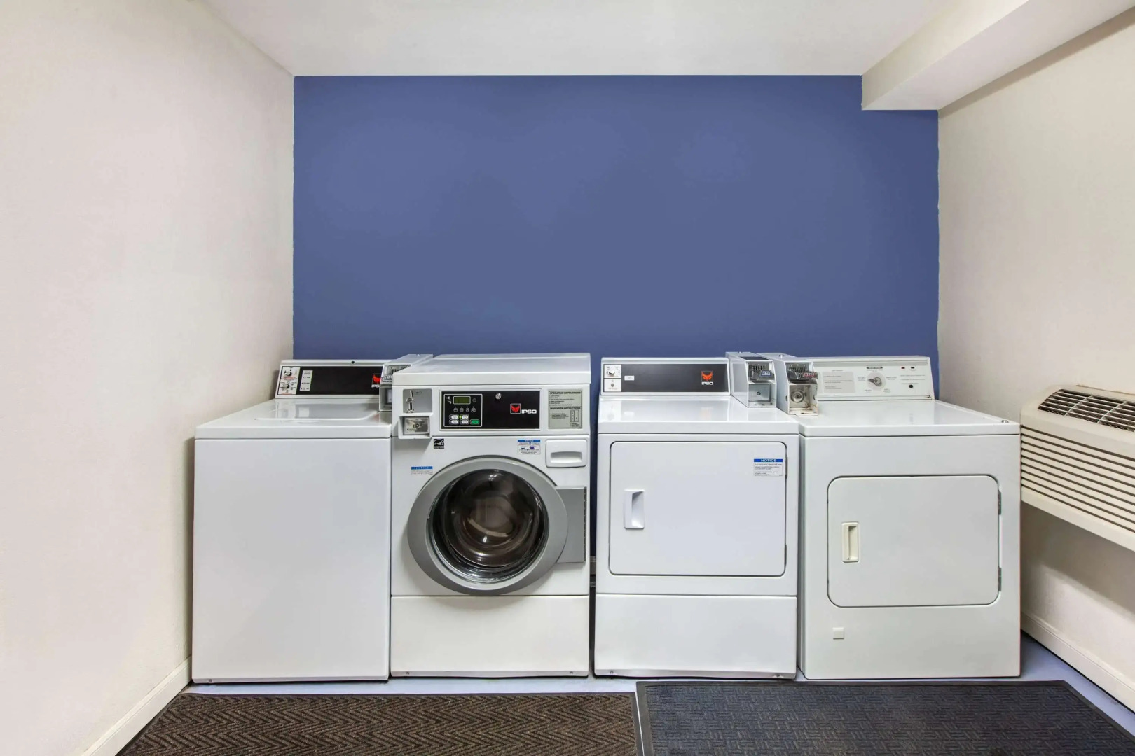 Days Inn & Suites by Wyndham Braunig Lake