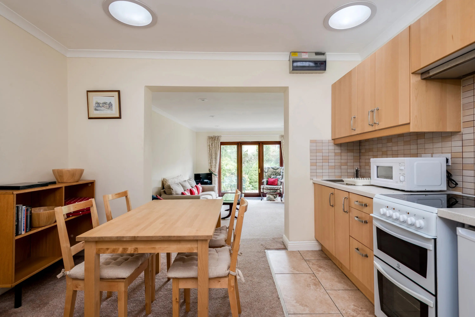 Spacious 1-Bedroom Flat with garden & free parking