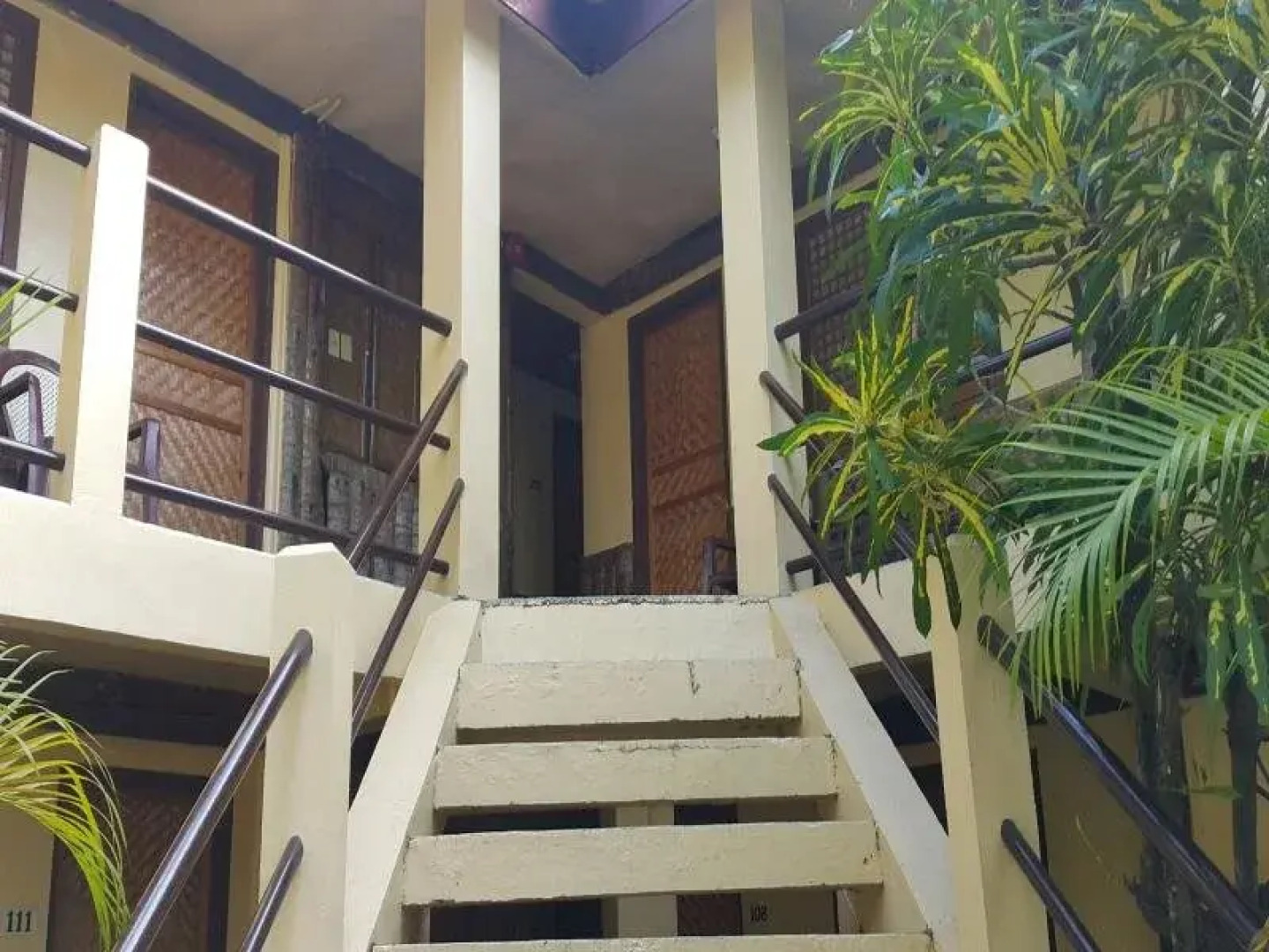 La Laguna Beach Club & Dive Center