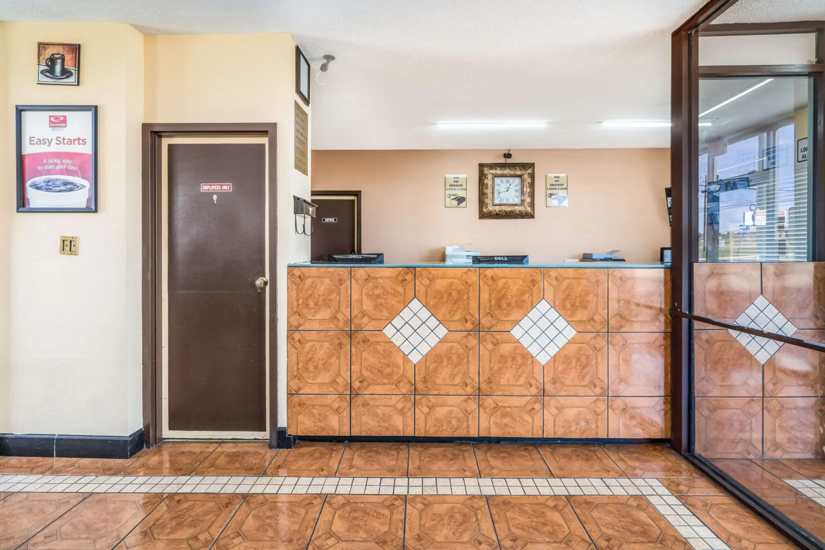 Econo Lodge  Inn & Suites Macon West