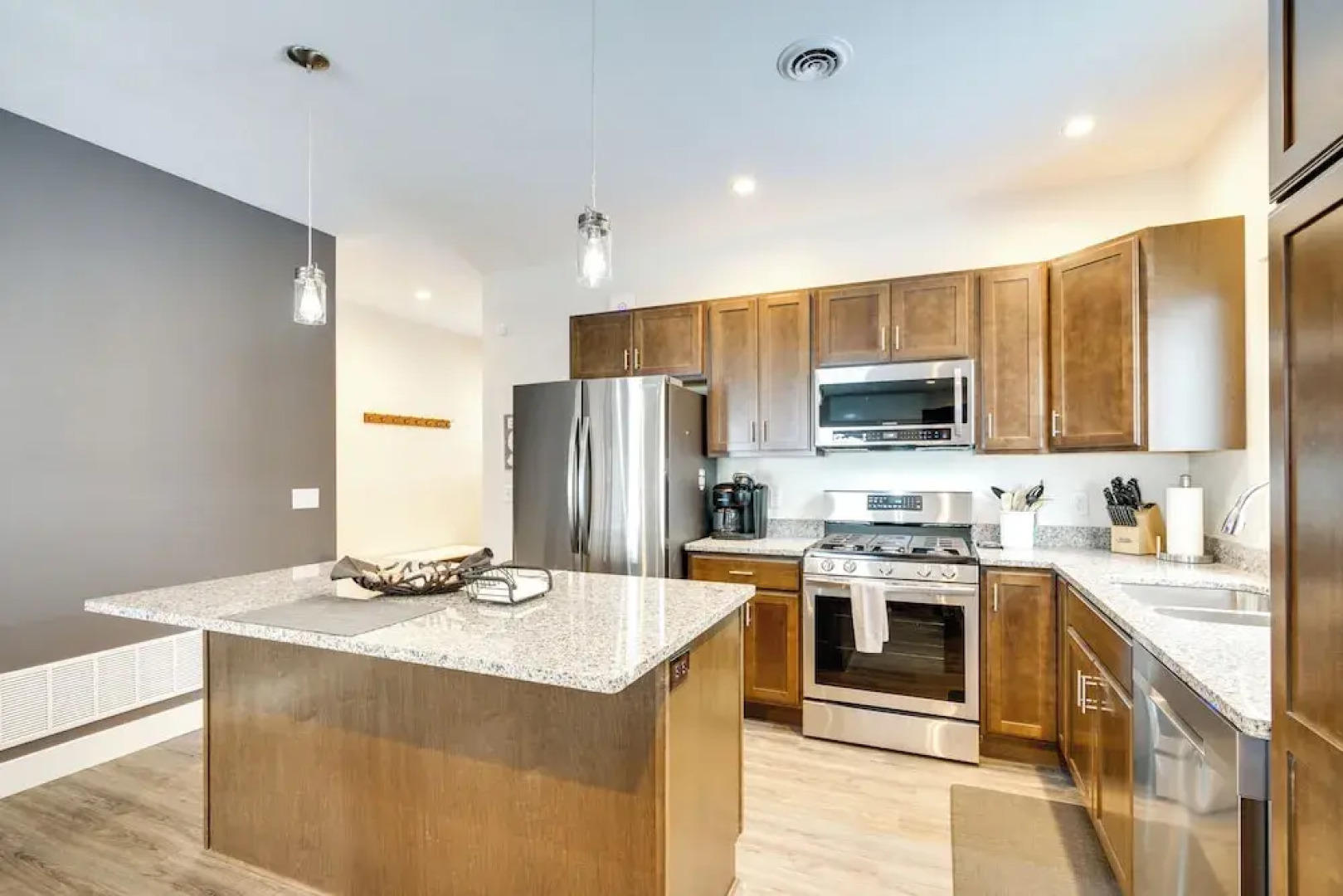 'echo Base Lodge' Near Holiday Valley Slopes!