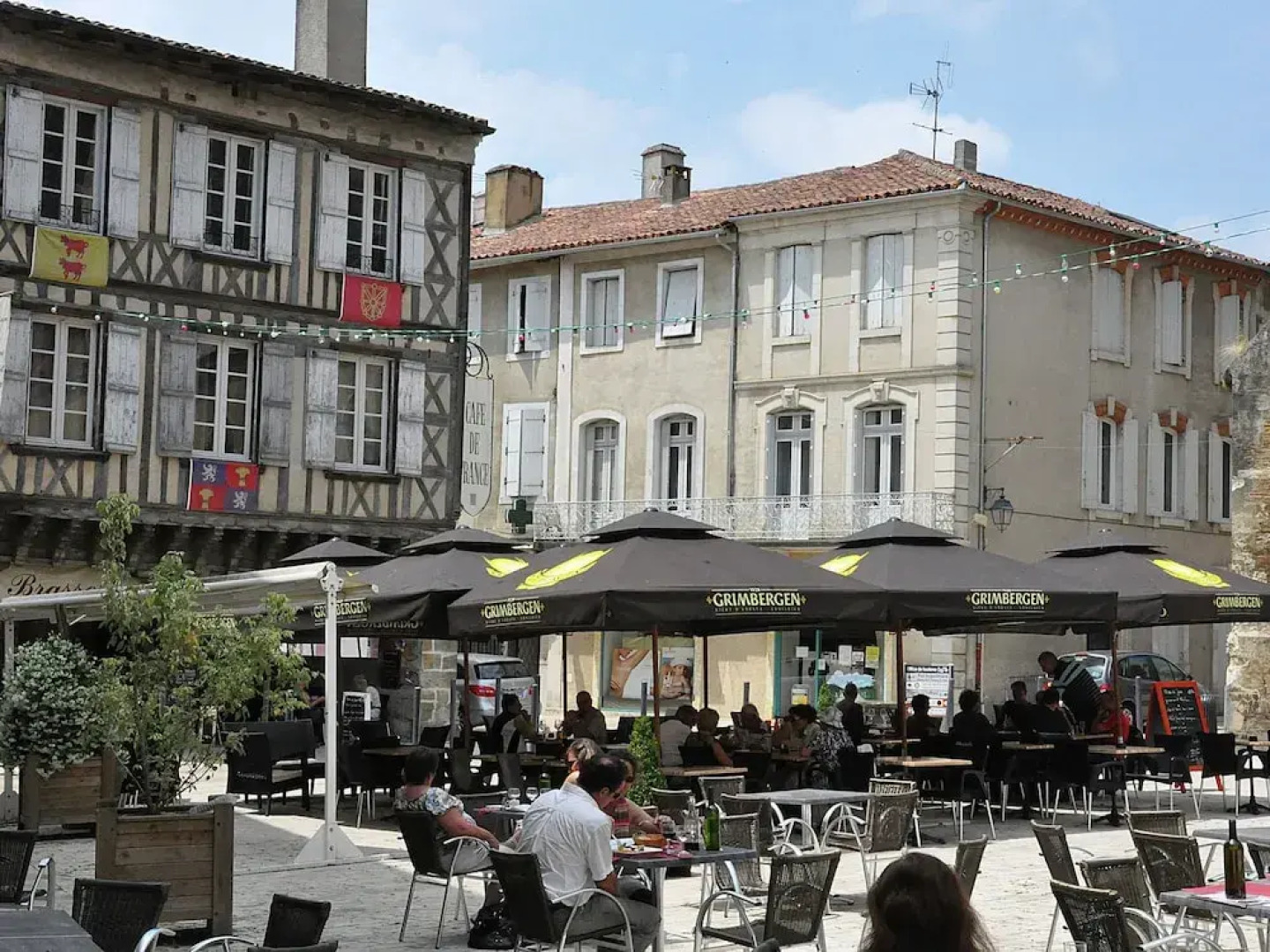 Luxurious Villa in Cazaubon with Swimming Pool