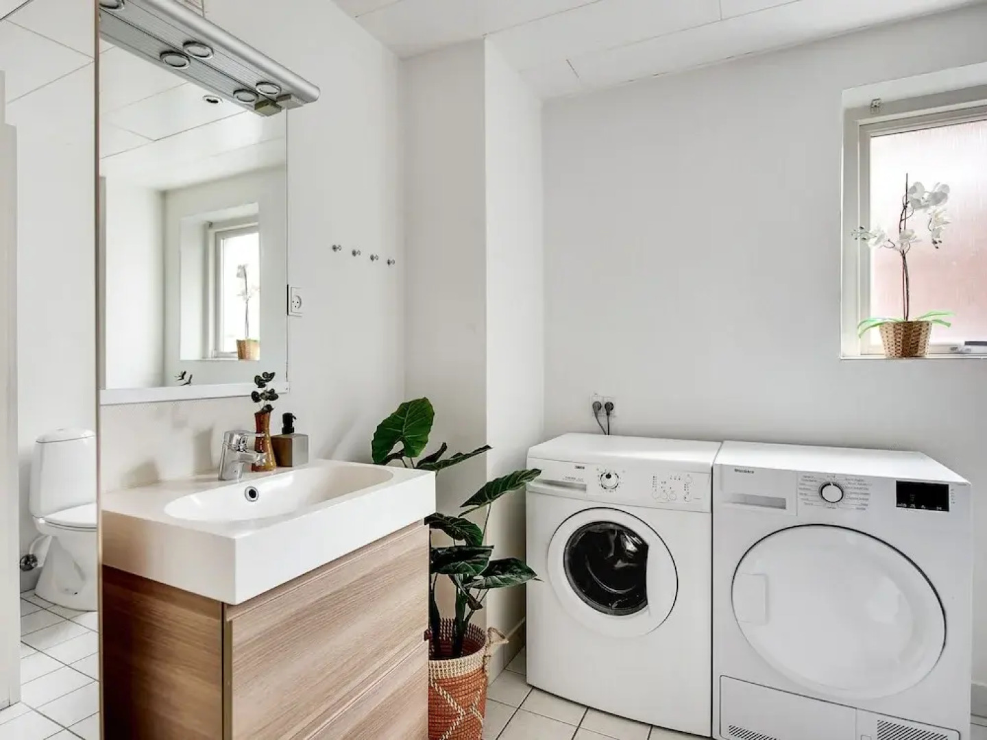 Sanders Constantin - Chic 2-bdr Apt With Balcony