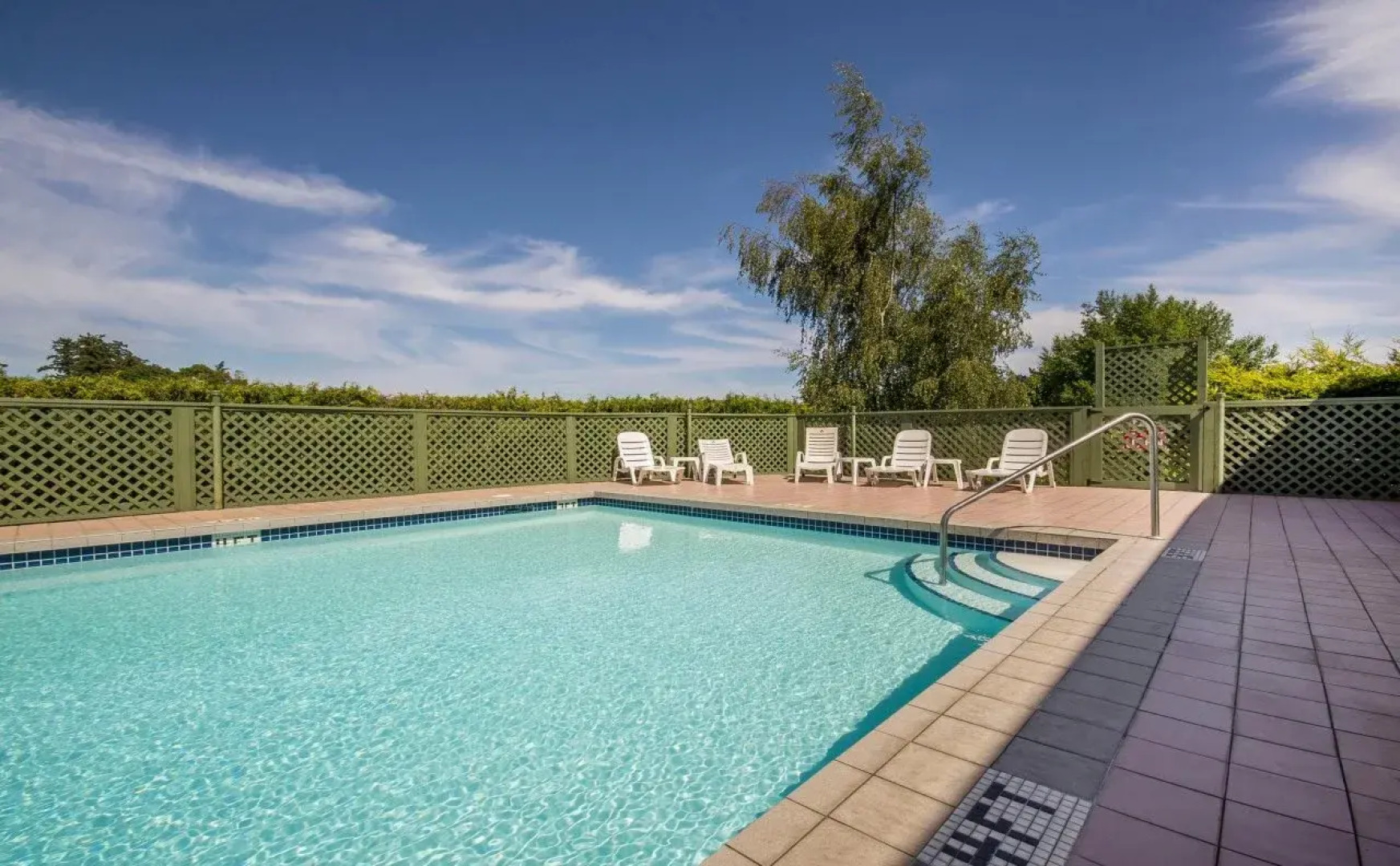 Econo Lodge Inn & Suites