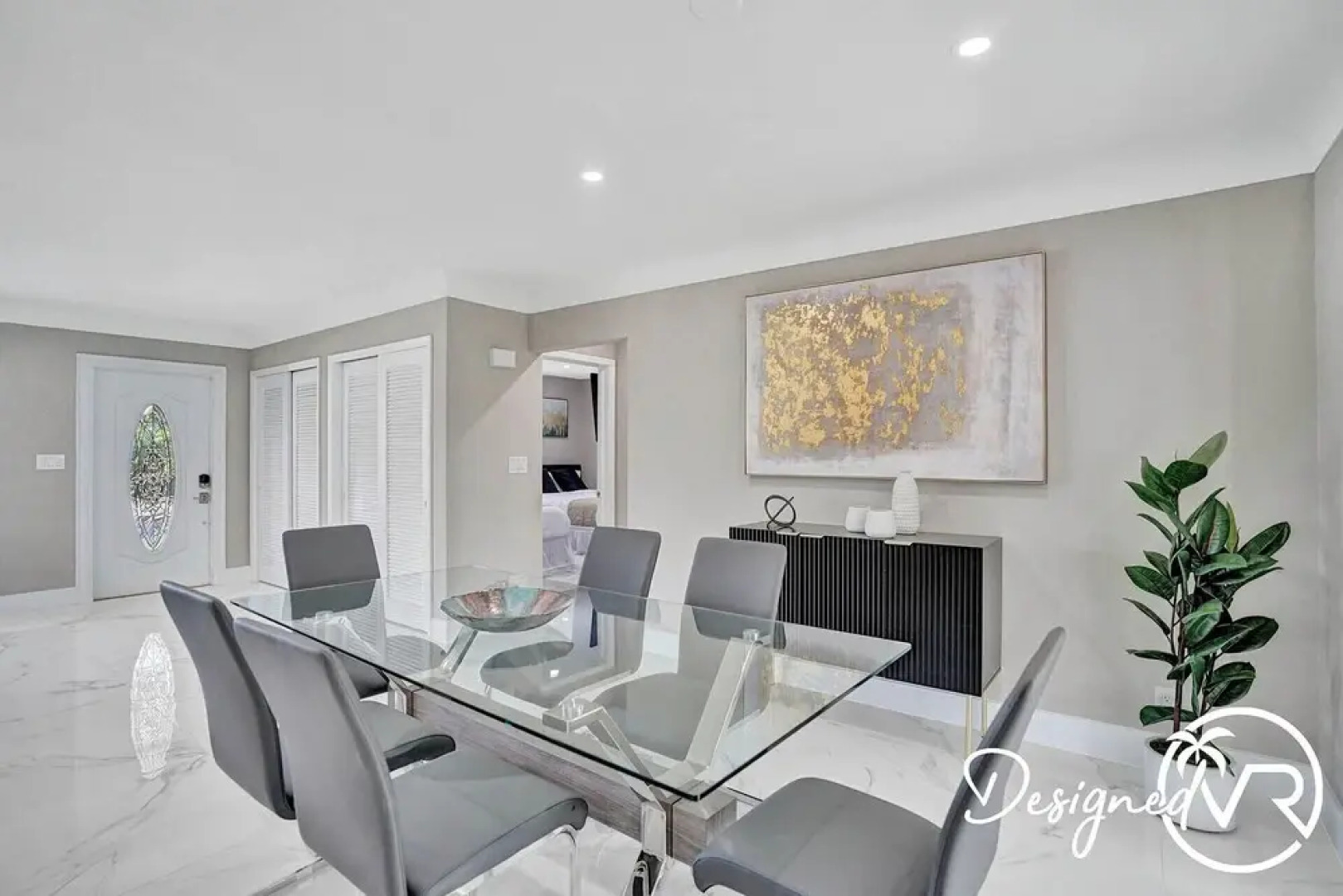 Chic 3BR w heated pool 1 mile to Beach