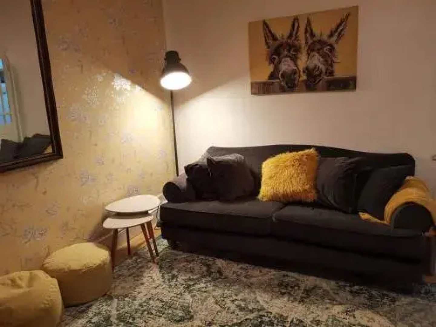 Air Host and Stay - Corner House, Sleeps 8, 4 Bedrooms Great Value