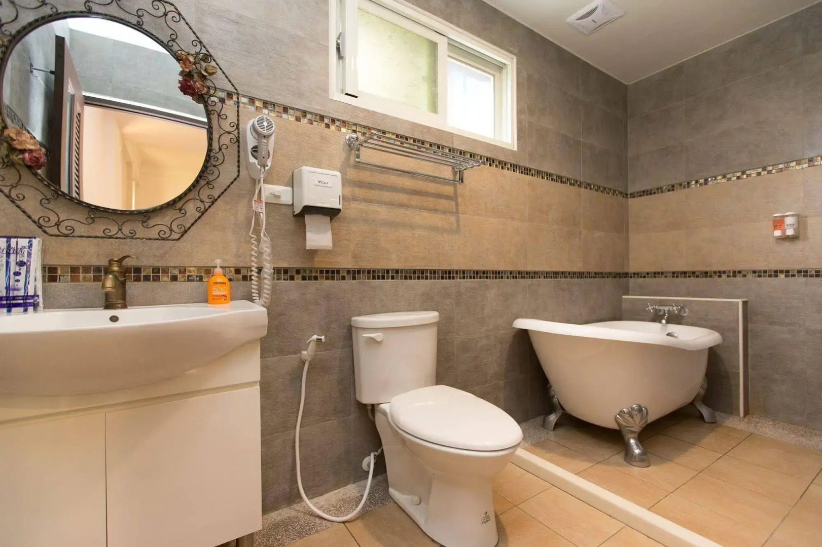 The Anderson Manor Hotel