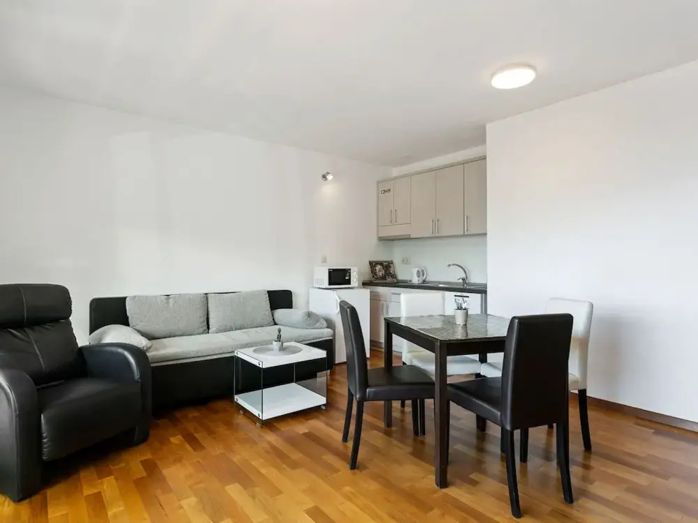 Delightful Apartment in Drvenik With Balcony