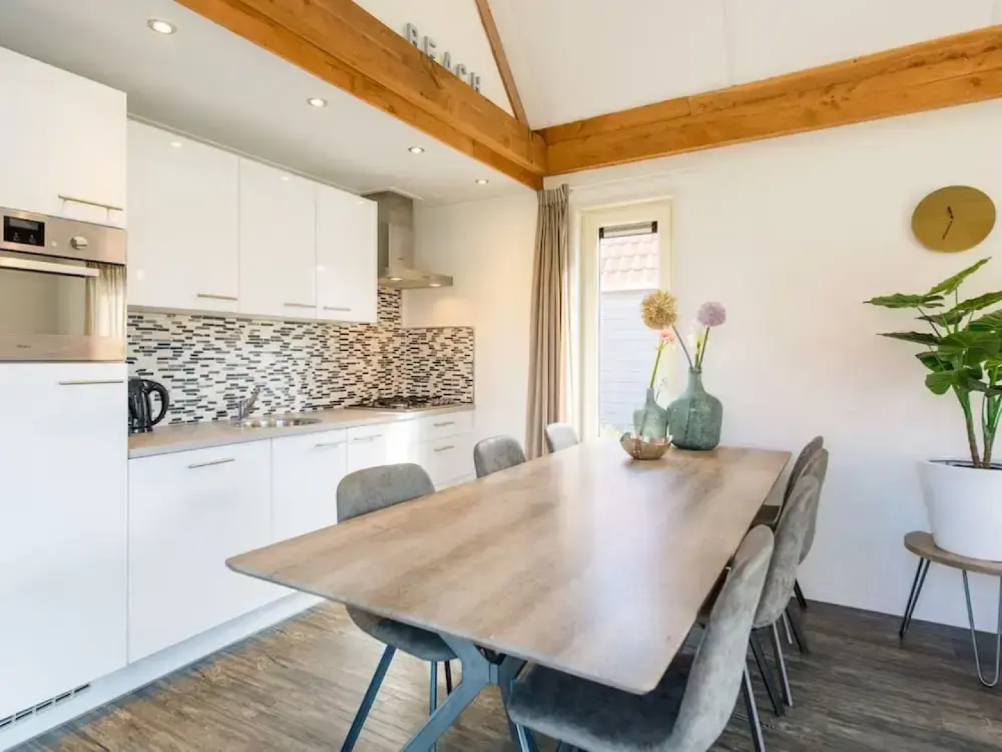 Modern Lodge With two Bath Rooms, Near the Beach