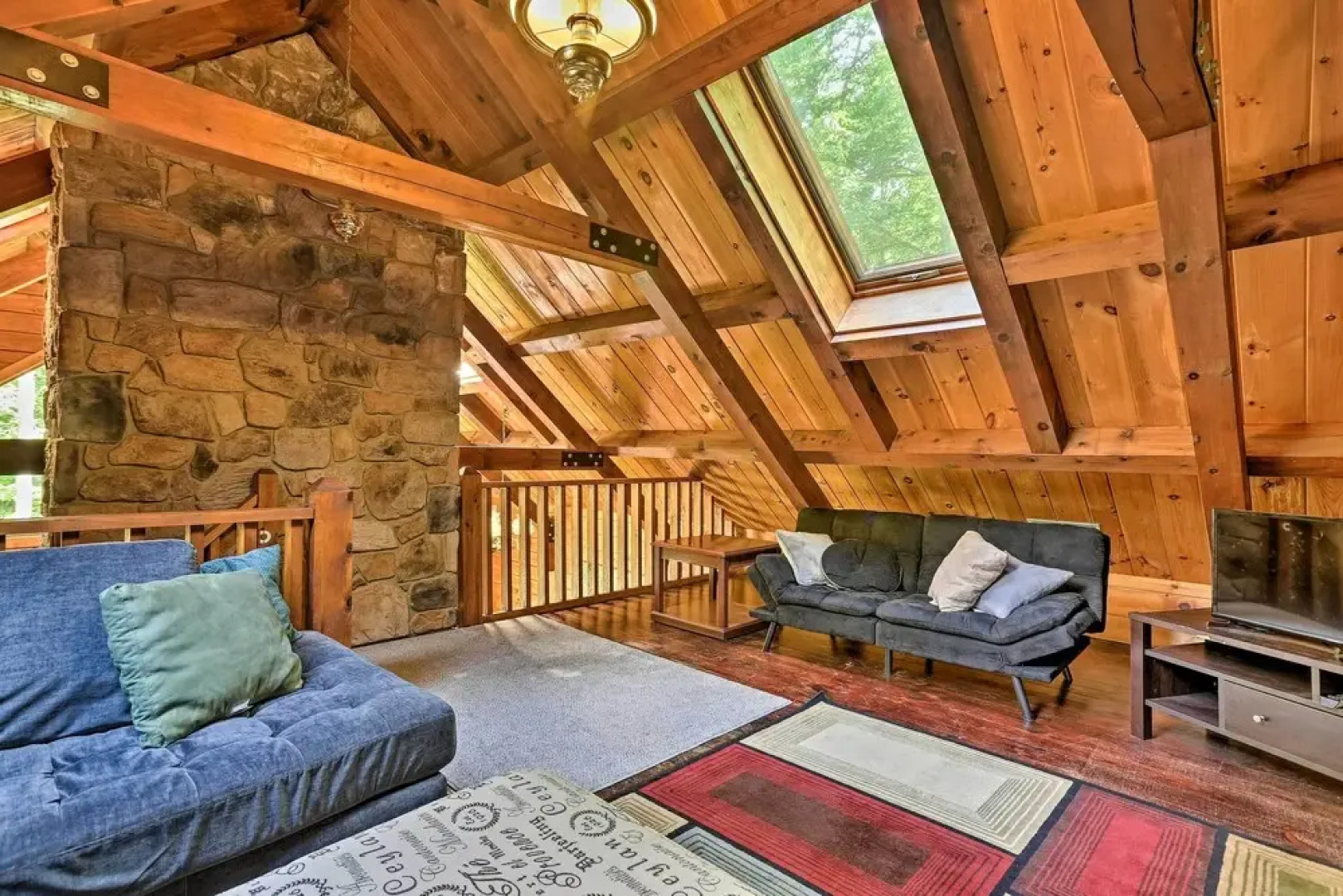 Spacious Cabin, 1 Block to Locust Lake Beach!