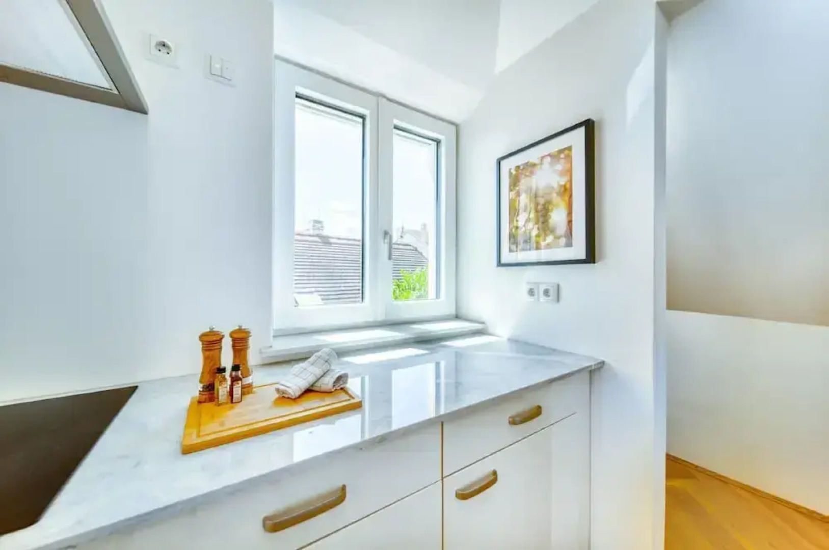 Deluxe Apartment With Balcony Parking and Elevator in the City Centre