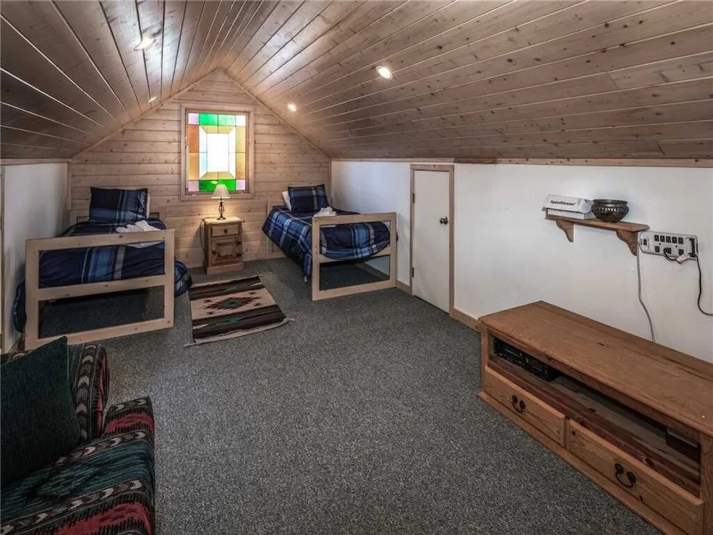 Wine N Pines - Two Bedroom Cabin with Hot Tub