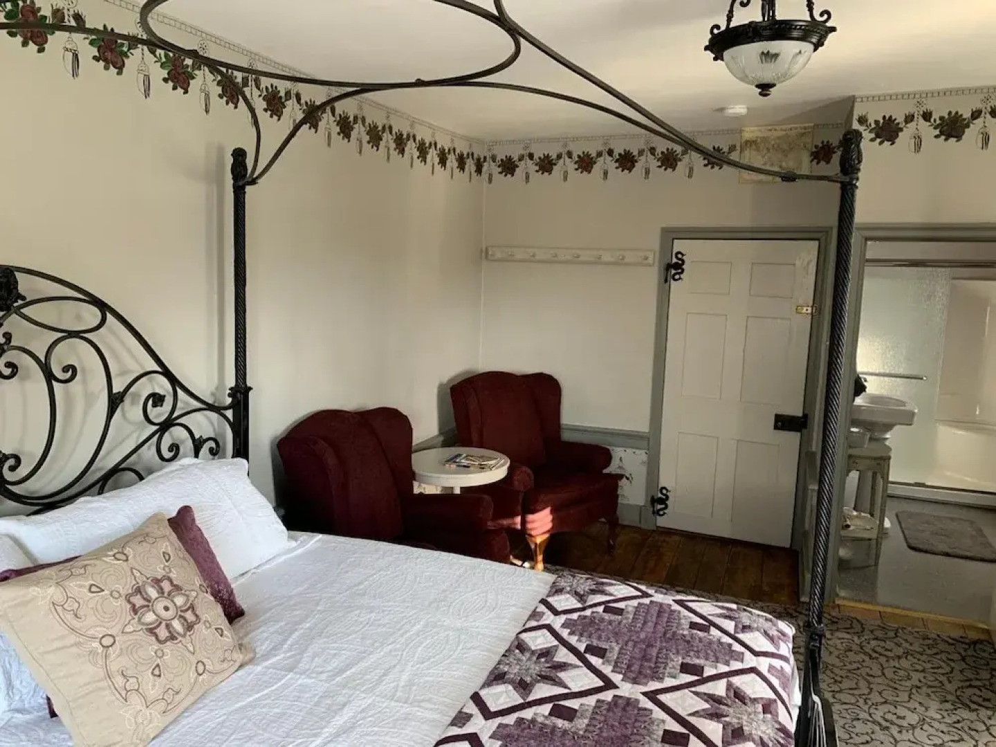 The Avenue Guesthouse and Gallery