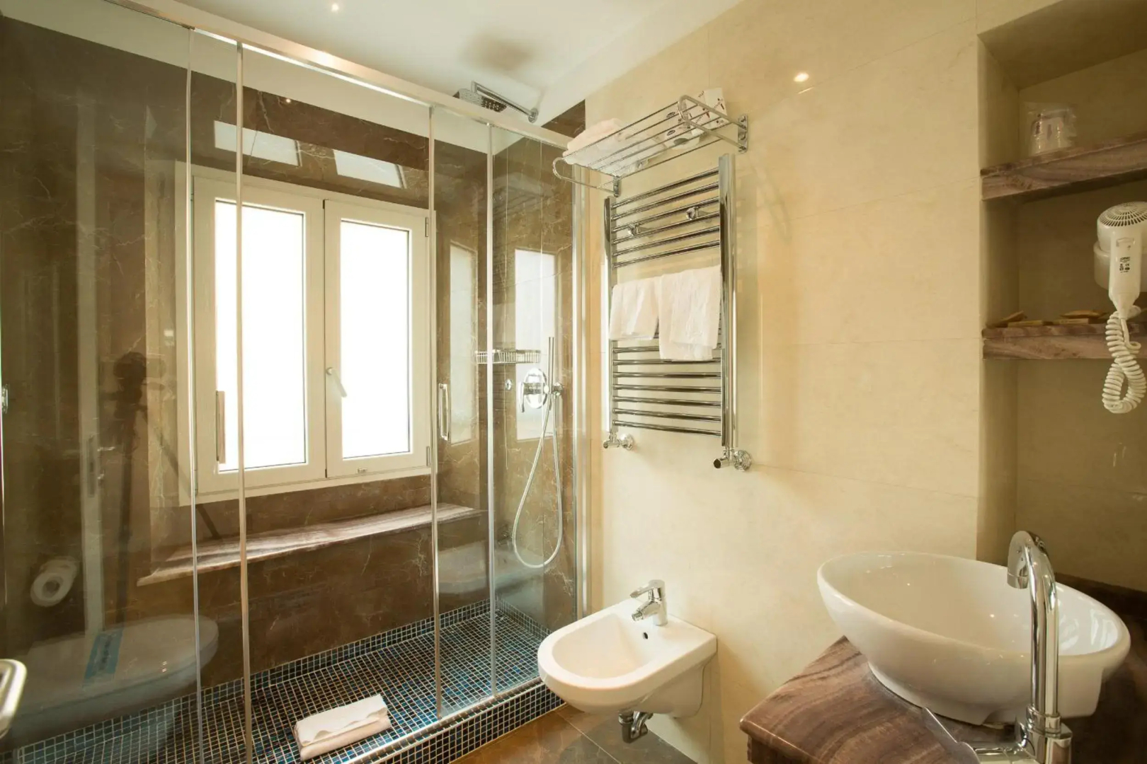 Floris Hotel