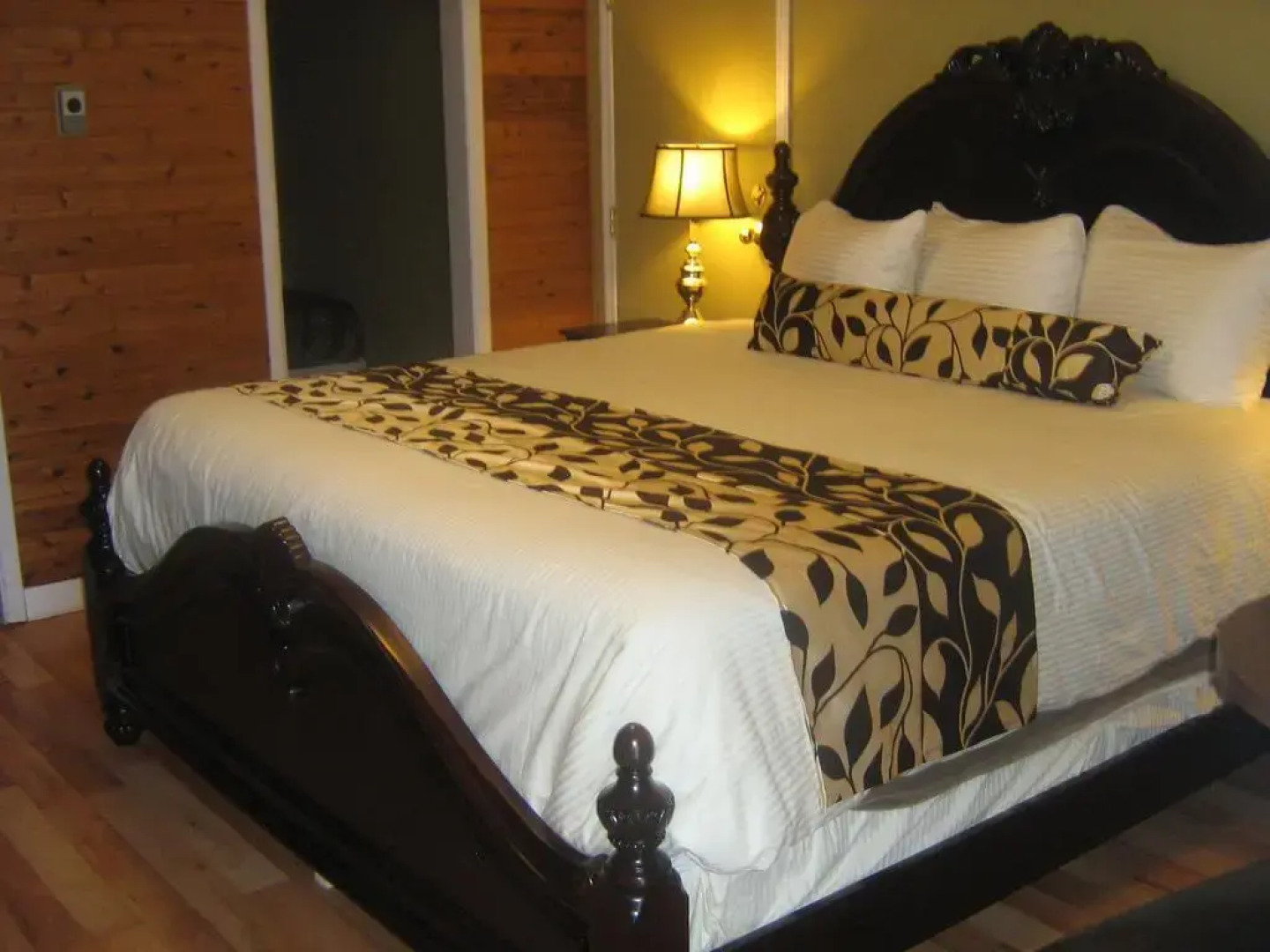 Parkway Motel & European Lodges