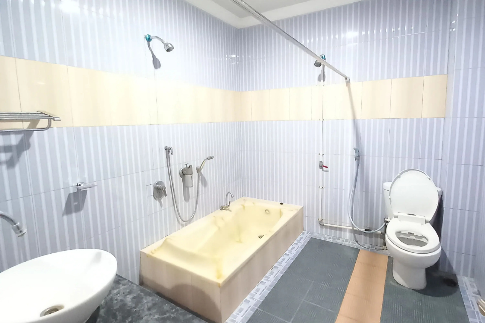 RedDoorz near Poso City Mall