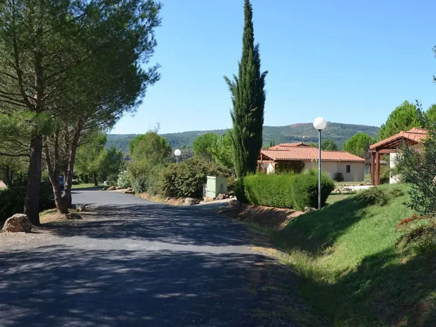 Nice Bungalow With Dishwasher on a Green Domain