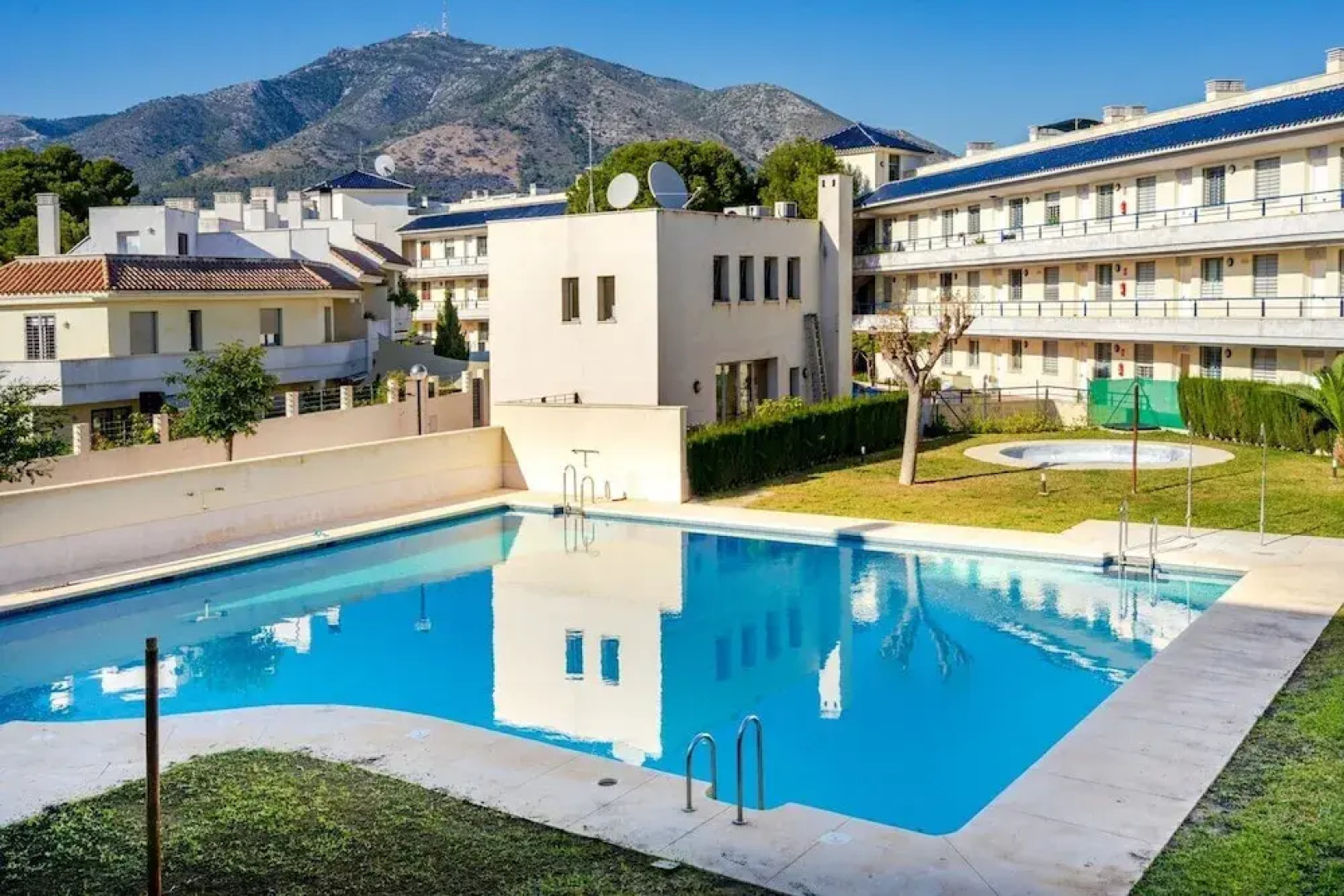 2BR  Apartment with Sea View, Gym and Pool Ref 129