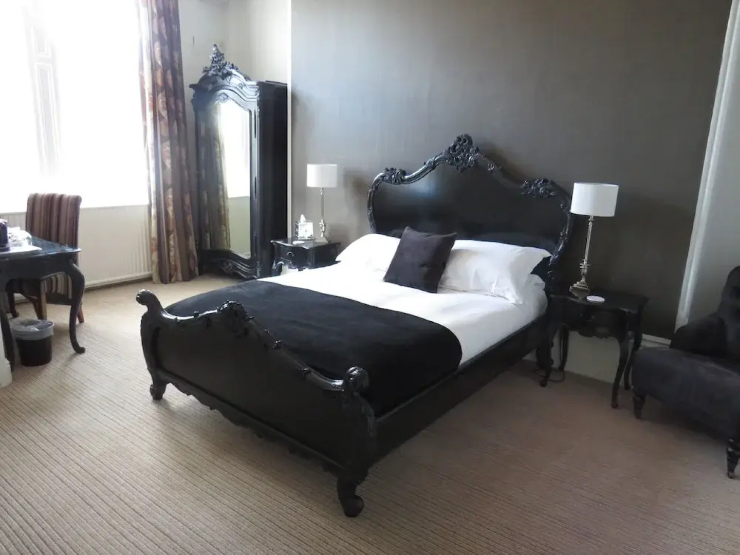 The Station Bar Grill and Rooms