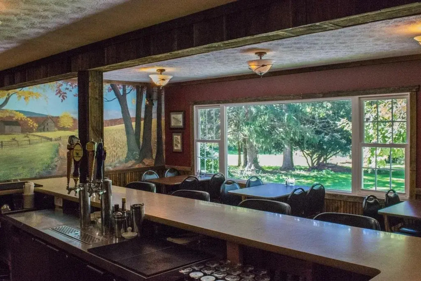 Edgewater Inn & Riverside Grill