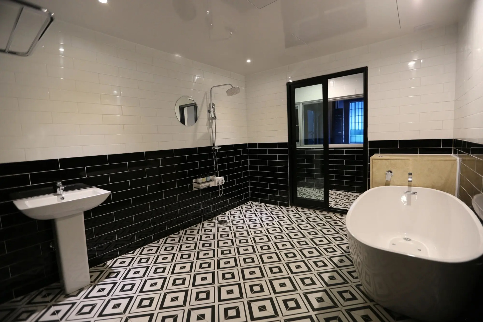 Gupo Station Almond Hotel