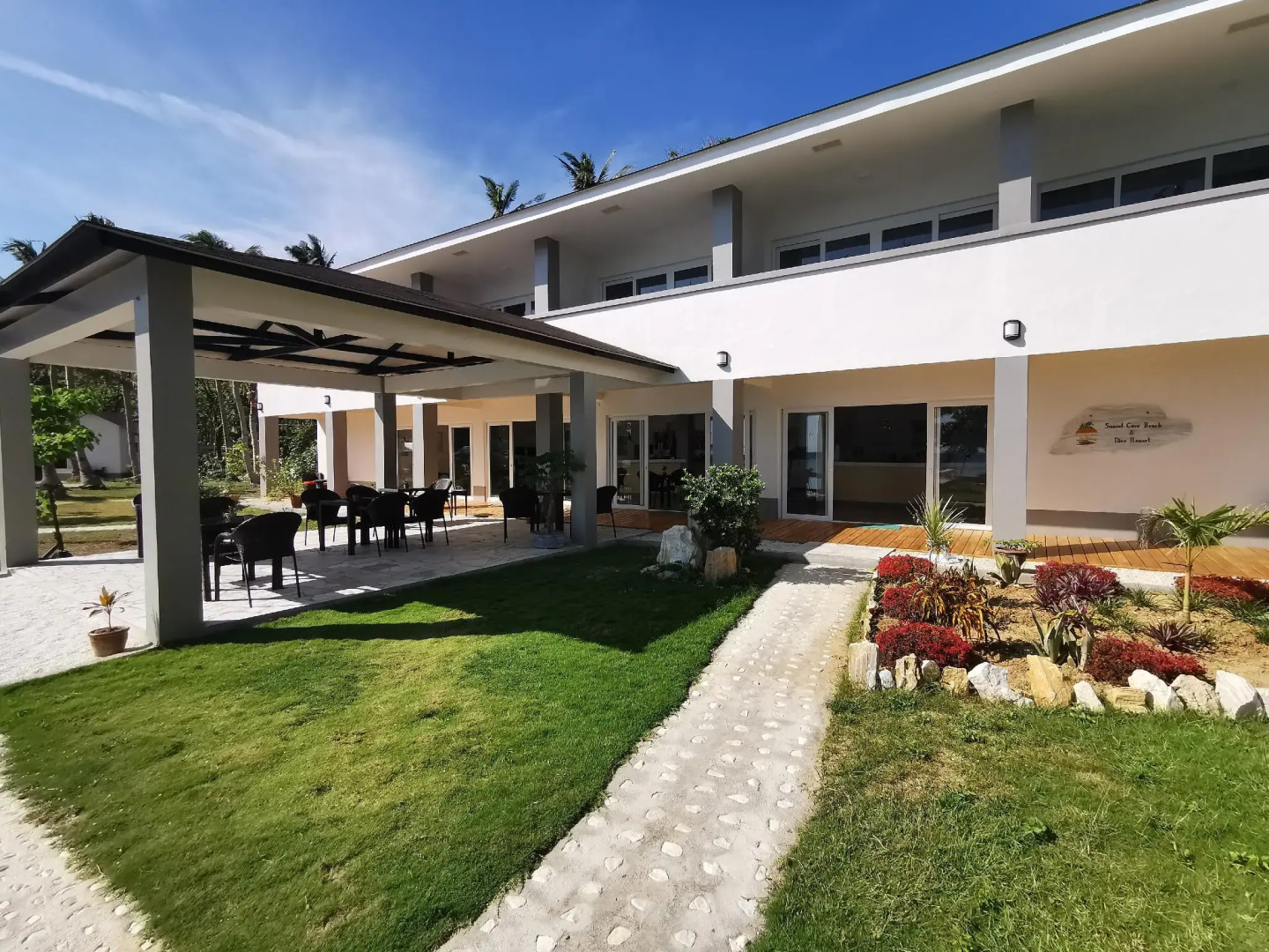 Sunset Cove Beach & Dive Resort