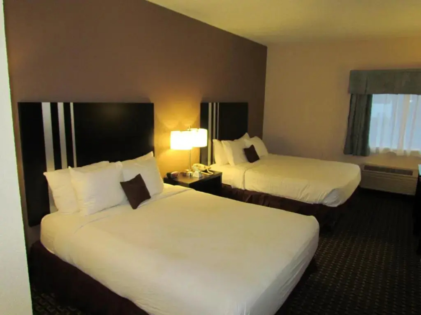 The Armada Inn & Suites Glendale Heights