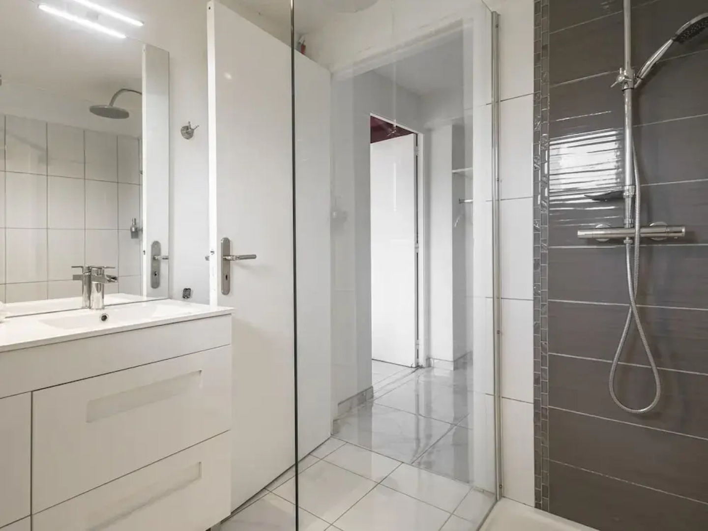 Panoramic White House Suite in Tulle