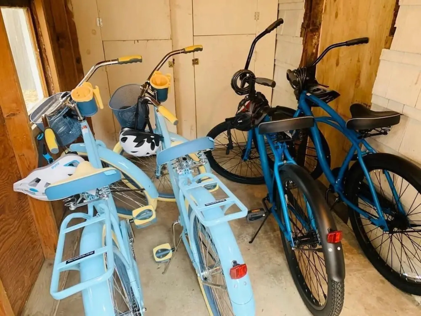 Inviting Bungalow Next to UNC - Free cruiser bikes!
