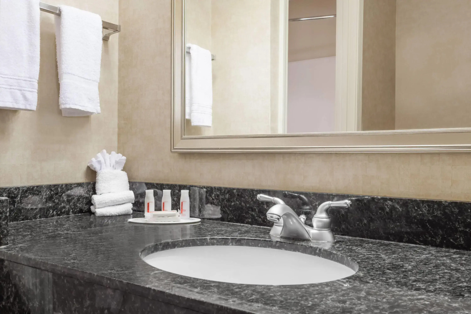 Howard Johnson by Wyndham Evansville East